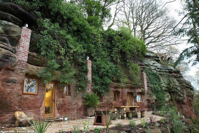 Чоловік своїми руками перетворив печеру на затишний будинок- фото 239174