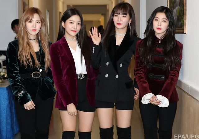 Кім Чен Ин відвідав концерт південнокорейських поп-музикантів в Пхеньяні - фото 237343