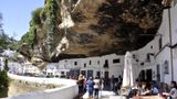 Незвичайне місто Іспанії, розташоване всередині скелі