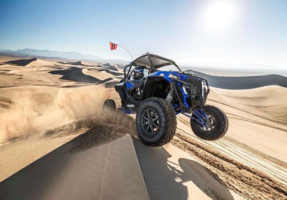 Два баггі порівняли в гонці піщаною горою: атмосферне відео