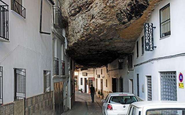 Незвичайне місто Іспанії, розташоване всередині скелі- фото 240648