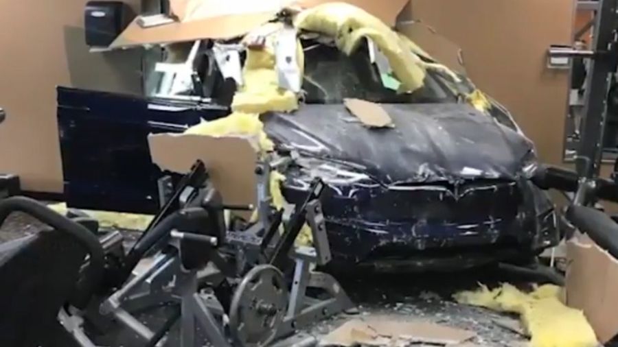 У США Tesla протаранила вітрину і стіну спортзалу: відеофакт