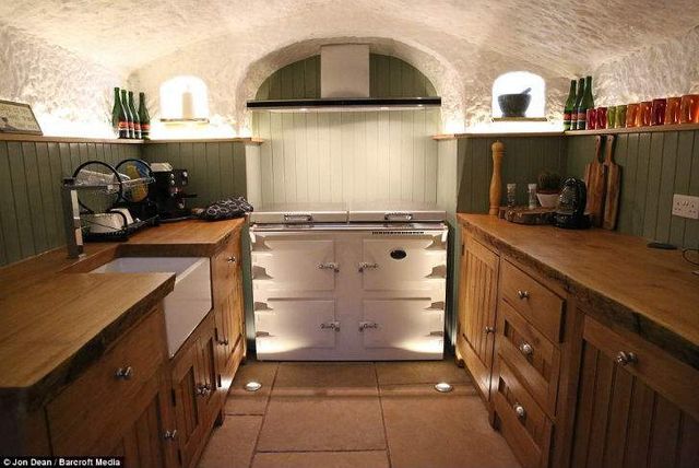 Чоловік своїми руками перетворив печеру на затишний будинок- фото 239168