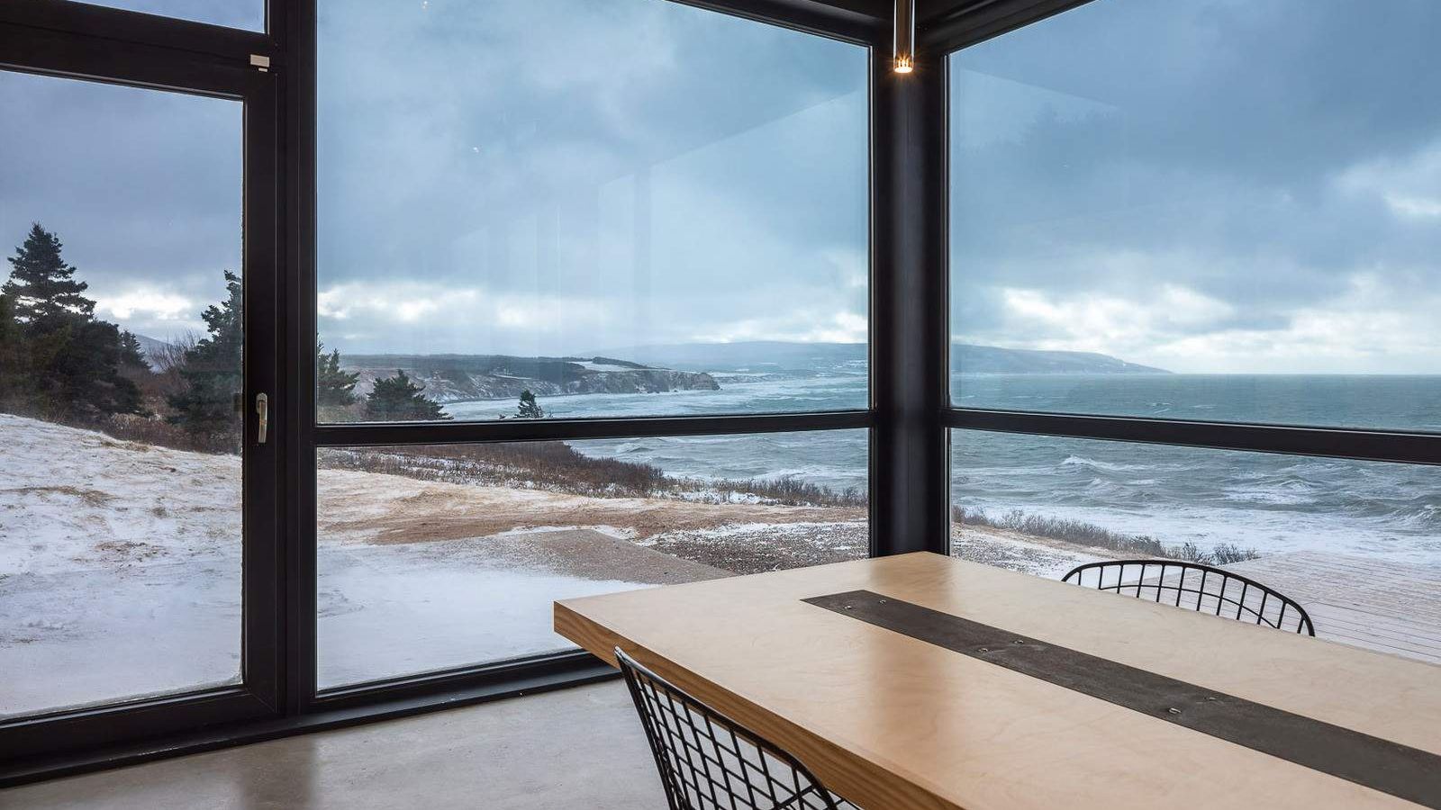 У Канаді звели унікальний будиночок на березі океану