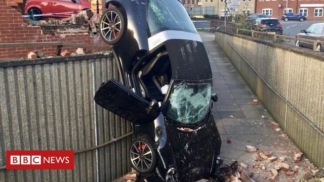 73-річний британець провалився на Porsche 911 в підземний перехід - фото 239310