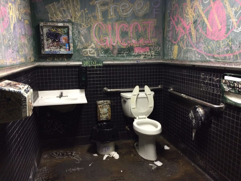 Цим пристроєм у громадських вбиральнях краще не користуватися