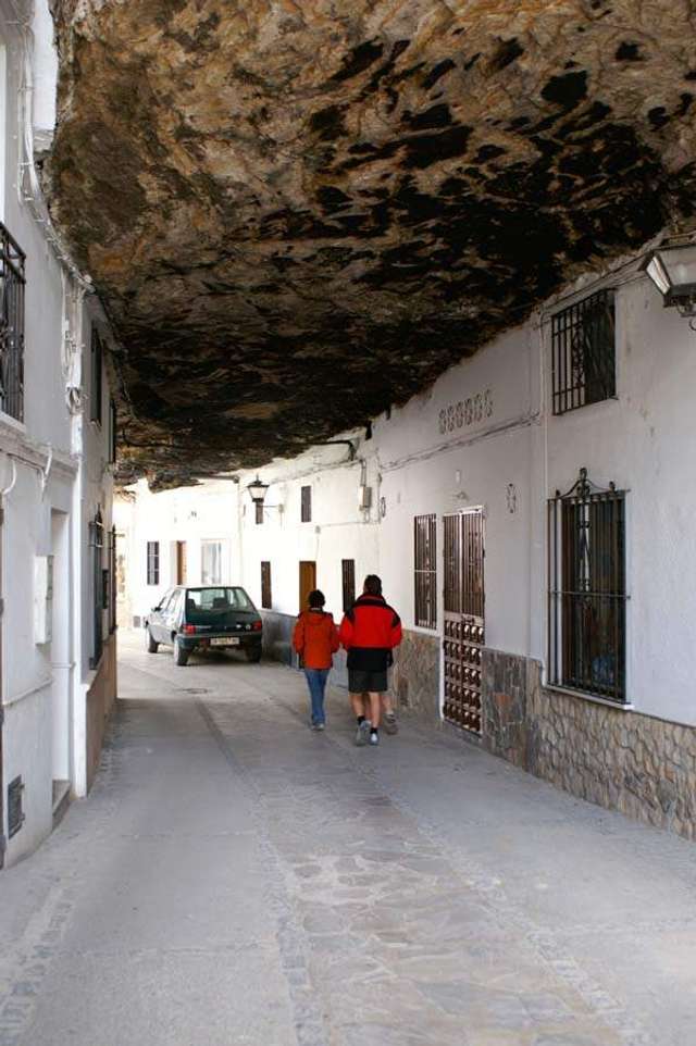 Незвичайне місто Іспанії, розташоване всередині скелі- фото 240647