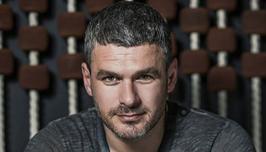 Арсен Мірзоян зніс на джипі сітілайт зі своїм фото: відео ДТП