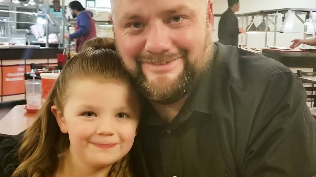 Цей татусь підкорив Instagram незвичайними зачісками для донечки