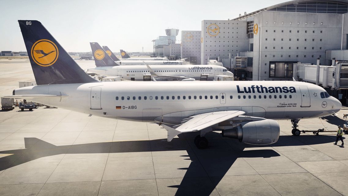 Відома авіакомпанія скасовує 800 рейсів через страйки