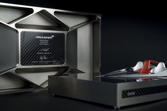 Ось що отримають покупці тримісного McLaren у подарунок - фото 238179