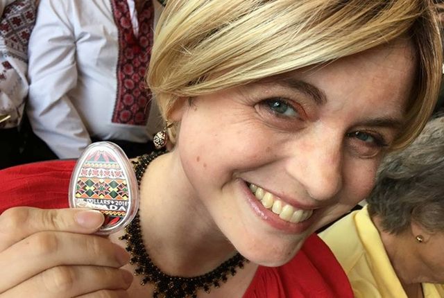 В Канаді випустили монету у формі писанки- фото 237721