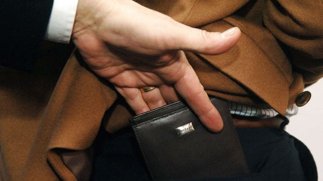 Не кладіть нічого до задніх кишень - фото 243806