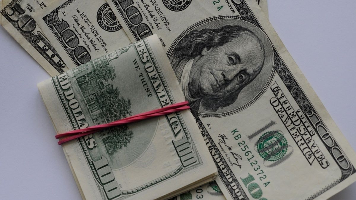 Курс долара на міжбанку в продажу знизився - фото 1