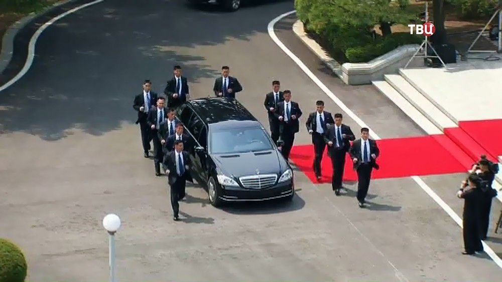 12 охоронців бігли поряд: з'явилося курйозне відео з кортежем Кім Чен Ина