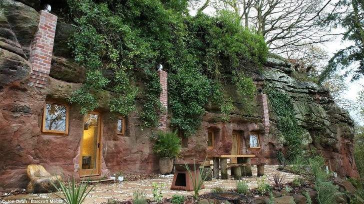 Чоловік своїми руками перетворив печеру на затишний будинок