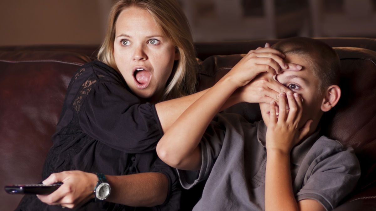 У Києві на інформаційних стендах показують порно: відеофакт (18+)