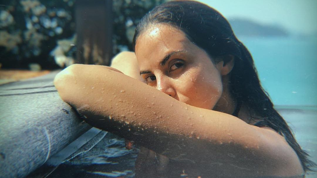 У ролику Настя в червоному купальнику виринає з-під води - фото 1