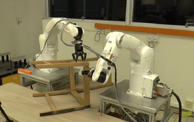 Роботів навчили збирати стілець з Ikea: відеофакт