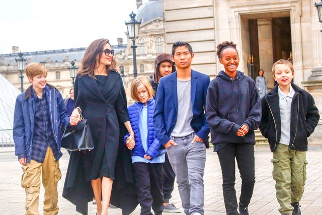 Анджеліна Джолі з дітьми - фото 240402