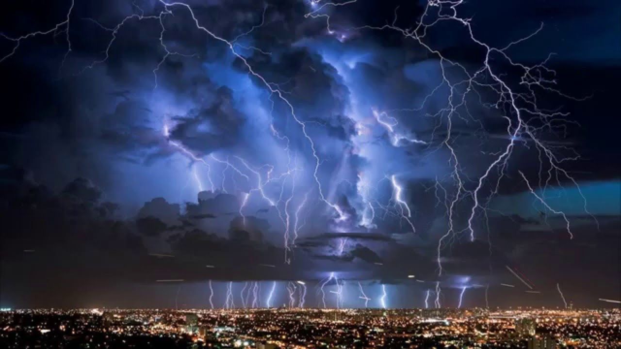 У Великобританії блискавка влучила в веселку: ефектне відео