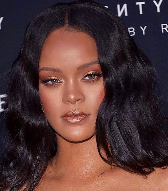 Струнка Rihanna похизувалась апетитною фігурою - фото 238800