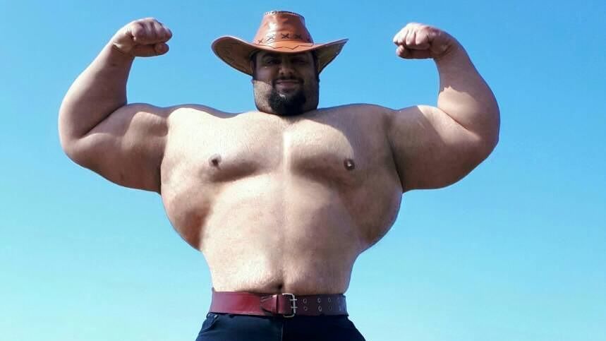 Цей іранський силач виглядає як справжній Халк