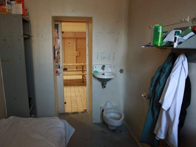 Як виглядають тюремні камери в різних країнах - фото 242717