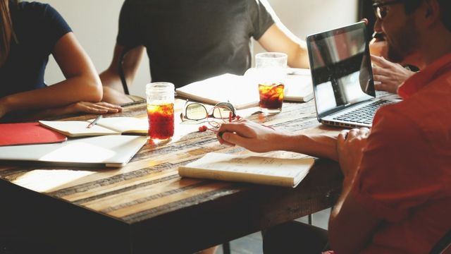 Популярний сайт знайомств назвав найпривабливіші професії серед тих, хто шукає пару - фото 241710