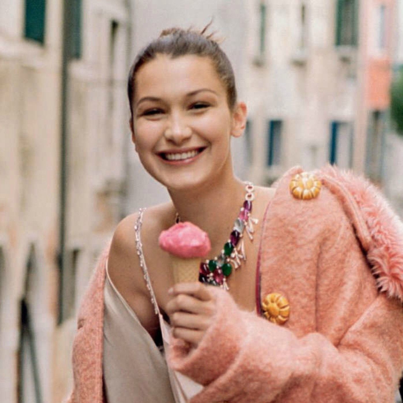 Усміхнена Белла Хадід показала сонячні фото у купальнику