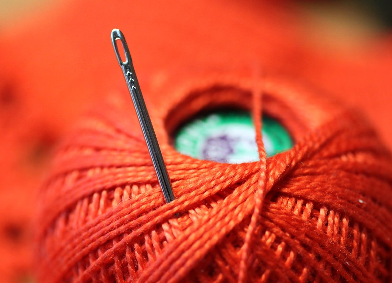 Як вставити нитку в голку: у мережі показали геніальний лайфхак - фото 1