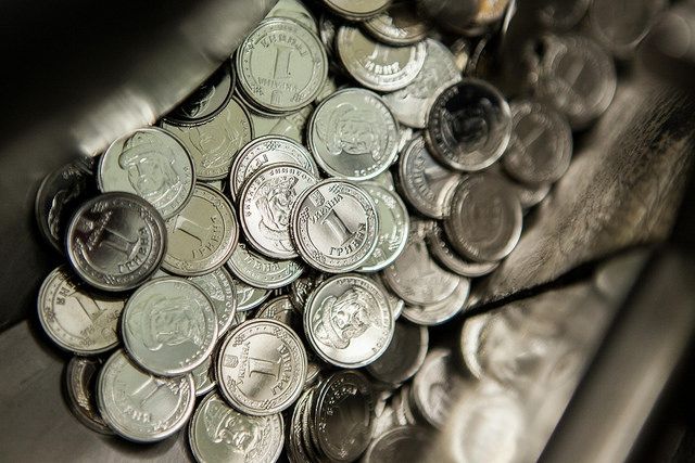 Від сьогодні в обігу з'являться монети одна і дві гривні: фото