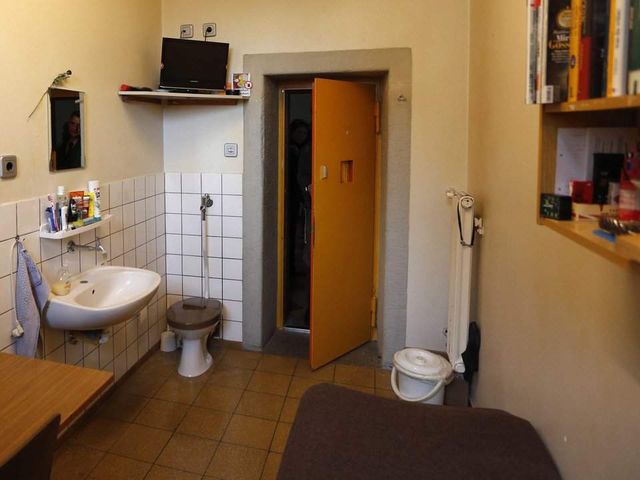 Як виглядають тюремні камери в різних країнах - фото 242718