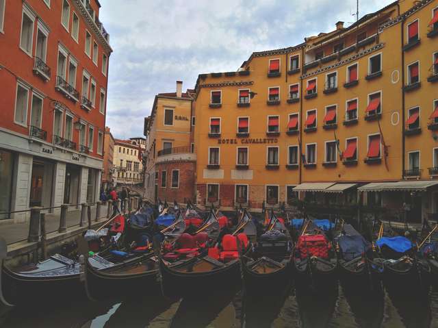 Гондоли у Венеції - фото 239845