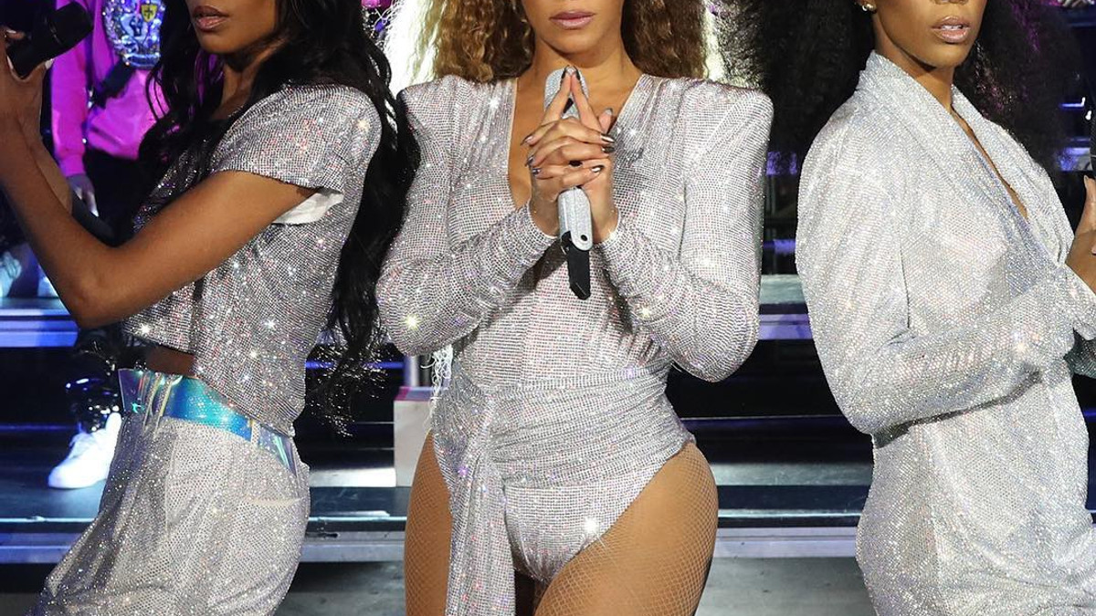 Beyonce знову підкорила фестиваль Coachella своїм виступом: ефектні фото - фото 1