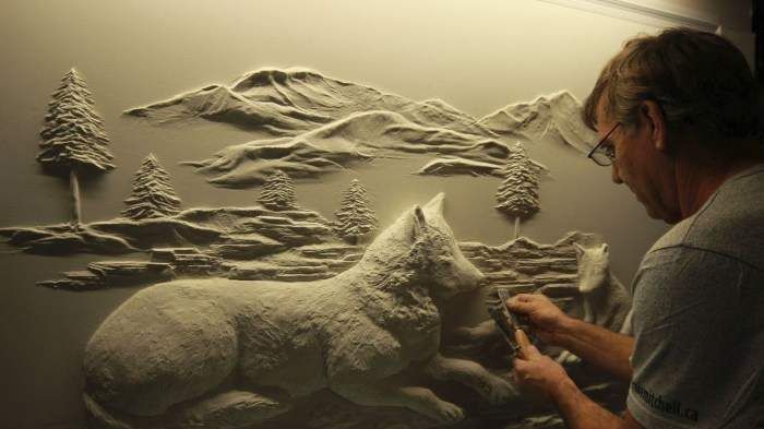 Майстер-самоучка створює картини за допомогою штукатурки