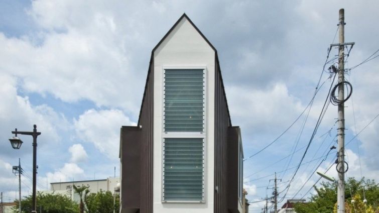 Цей вузький будиночок вмістив усе необхідне для життя