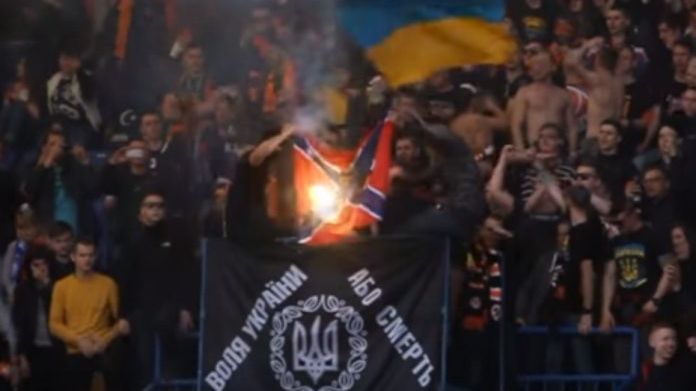 Фанати спалили прапор "Новоросії" на матчі Шахтар – Динамо: відеофакт