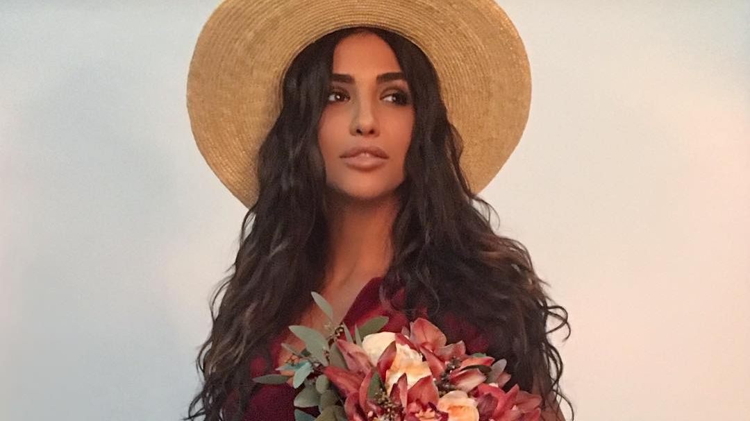 Санта Дімопулос підкорила стрункою фігурою в ефектному вбранні