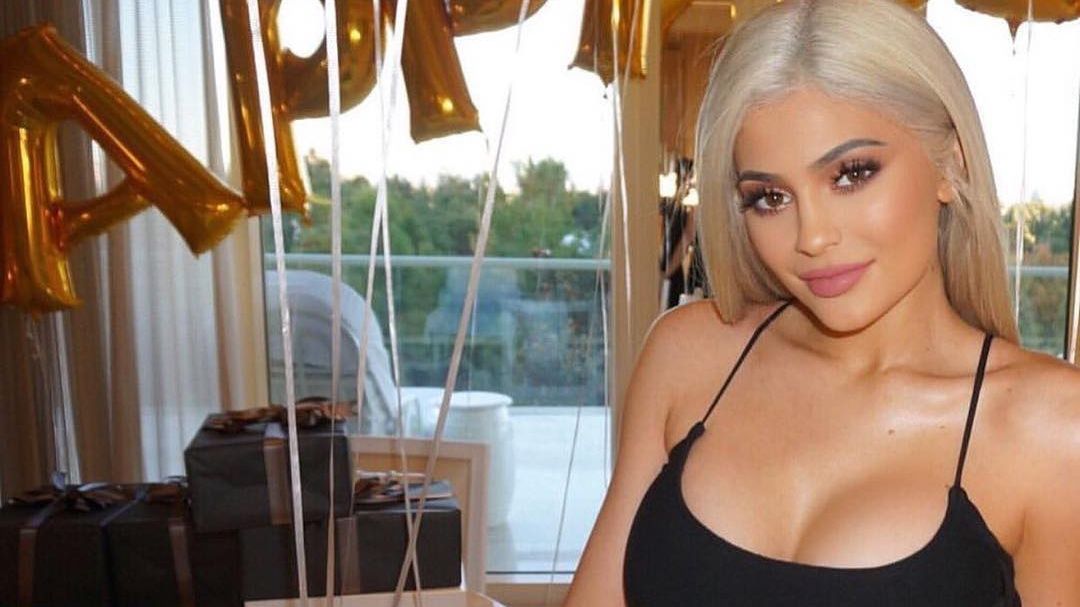 Зелена помада сестри Кардашян викликала суперечки