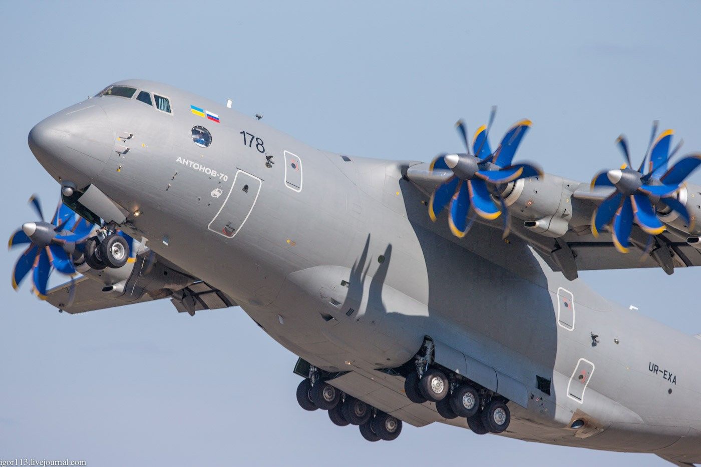 Український авіагігант: Порошенко оприлюднив відео зльоту літака Ан-77