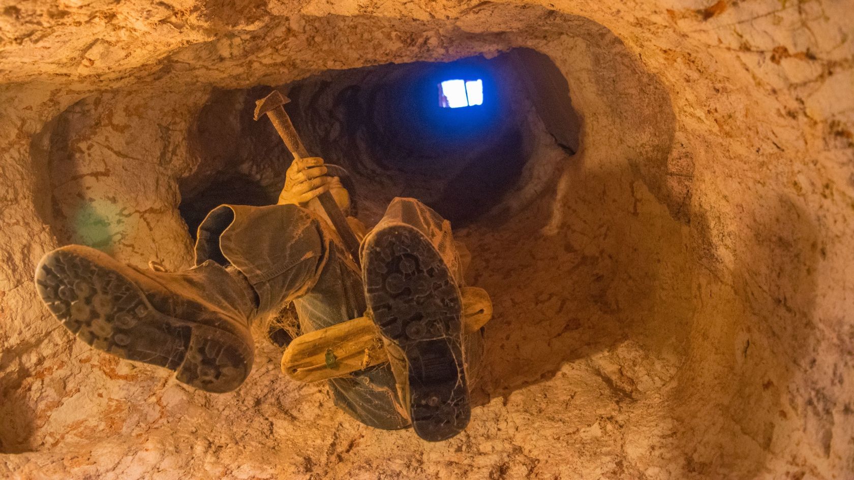 Як живуть люди у єдиному в світі підземному місті