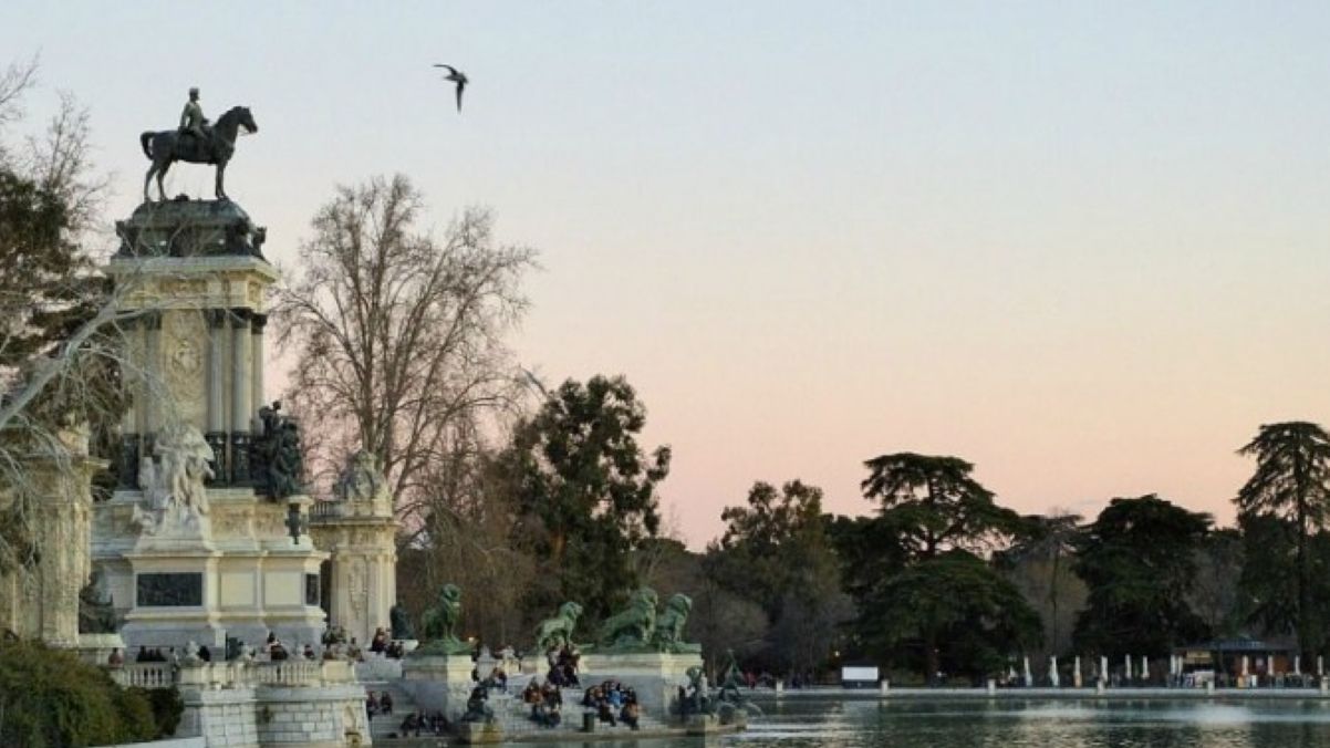Піднявшись, можна детально роздивитися кінну статую Альфонсо XII - фото 1