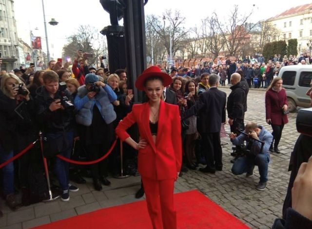 Приїзд Періс Хілтон до Львова: яскраві фото із зіркової вечірки - фото 237357