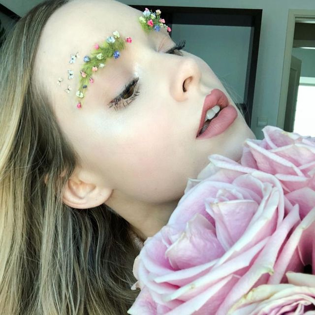 Квіти у бровах: новий б'юті-тренд захопив мережу- фото 239005