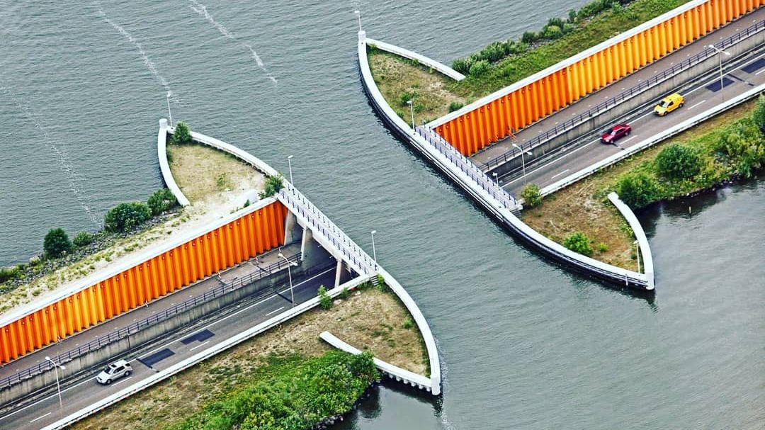 Цей мальовничий міст ламає всі закони фізики