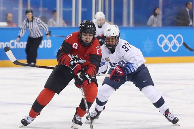 Хокеїстка, оголивши груди, викликала запеклі суперечки в мережі