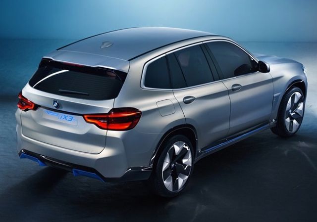 BMW показала свій перший електричний кросовер BMW iX3 - фото 243051