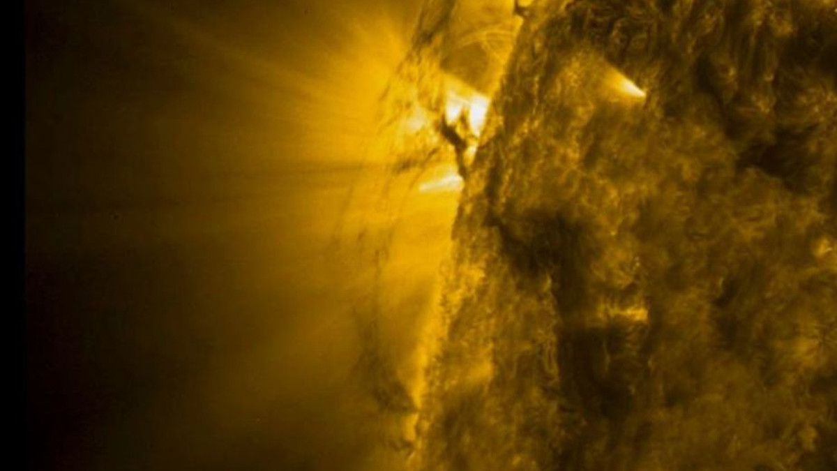 Учені зрозуміли природу торнадо на Сонці - фото 1