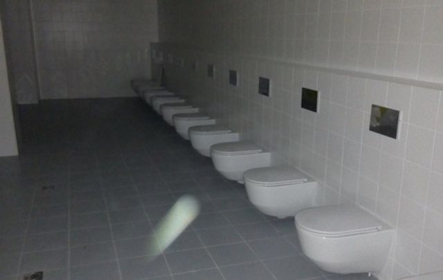 ЧС-2018: на стадіоні збудували туалет без перегородок- фото 240973